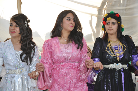 Yüksekova'da 25.26. 2011 tarihlerinde evlenen bazı çiftleri siz için sayfamıza taşıdık.