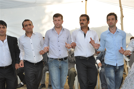 Yüksekova'da 25.26. 2011 tarihlerinde evlenen bazı çiftleri siz için sayfamıza taşıdık.