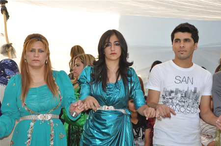 Yüksekova'da 25.26. 2011 tarihlerinde evlenen bazı çiftleri siz için sayfamıza taşıdık.