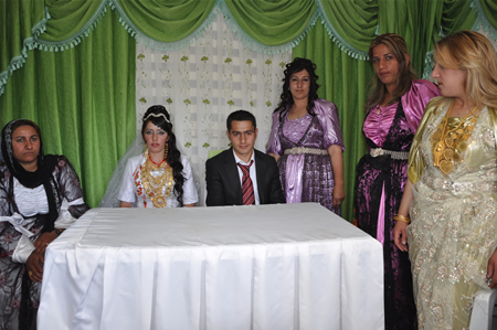 Yüksekova'da 25.26. 2011 tarihlerinde evlenen bazı çiftleri siz için sayfamıza taşıdık.