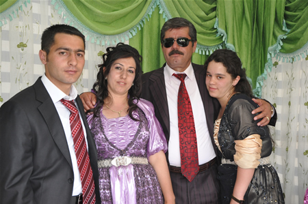 Yüksekova'da 25.26. 2011 tarihlerinde evlenen bazı çiftleri siz için sayfamıza taşıdık.