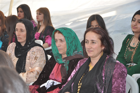 Yüksekova'da 25.26. 2011 tarihlerinde evlenen bazı çiftleri siz için sayfamıza taşıdık.