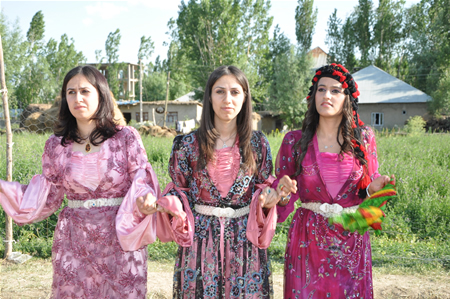 Yüksekova'da 25.26. 2011 tarihlerinde evlenen bazı çiftleri siz için sayfamıza taşıdık.