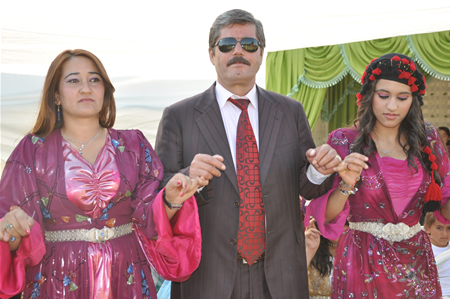 Yüksekova'da 25.26. 2011 tarihlerinde evlenen bazı çiftleri siz için sayfamıza taşıdık.