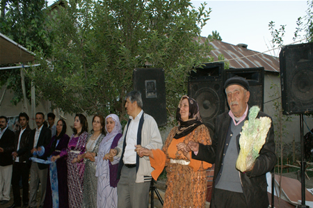 Yüksekova'da 25.26. 2011 tarihlerinde evlenen bazı çiftleri siz için sayfamıza taşıdık.