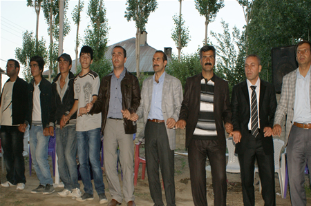 Yüksekova'da 25.26. 2011 tarihlerinde evlenen bazı çiftleri siz için sayfamıza taşıdık.