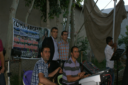 Yüksekova'da 25.26. 2011 tarihlerinde evlenen bazı çiftleri siz için sayfamıza taşıdık.