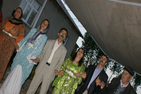 Yüksekova'da 25.26. 2011 tarihlerinde evlenen bazı çiftleri siz için sayfamıza taşıdık.