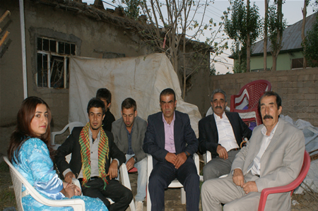 Yüksekova'da 25.26. 2011 tarihlerinde evlenen bazı çiftleri siz için sayfamıza taşıdık.