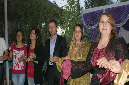 Yüksekova'da 25.26. 2011 tarihlerinde evlenen bazı çiftleri siz için sayfamıza taşıdık.