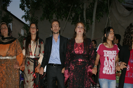 Yüksekova'da 25.26. 2011 tarihlerinde evlenen bazı çiftleri siz için sayfamıza taşıdık.