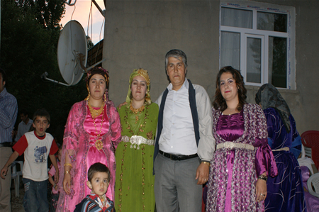 Yüksekova'da 25.26. 2011 tarihlerinde evlenen bazı çiftleri siz için sayfamıza taşıdık.