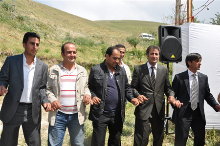 Yüksekova'da 25.26. 2011 tarihlerinde evlenen bazı çiftleri siz için sayfamıza taşıdık.