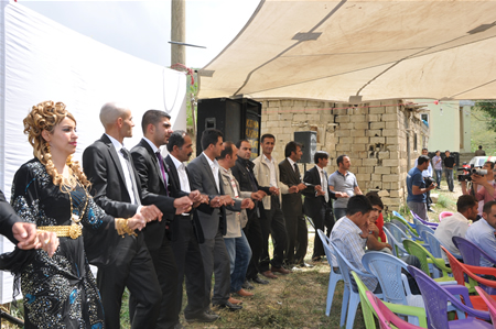 Yüksekova'da 25.26. 2011 tarihlerinde evlenen bazı çiftleri siz için sayfamıza taşıdık.