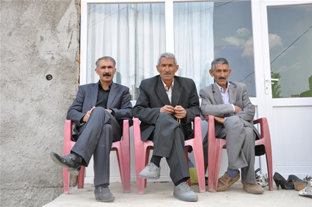 Yüksekova'da 25.26. 2011 tarihlerinde evlenen bazı çiftleri siz için sayfamıza taşıdık.