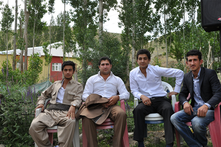 Yüksekova'da 25.26. 2011 tarihlerinde evlenen bazı çiftleri siz için sayfamıza taşıdık.