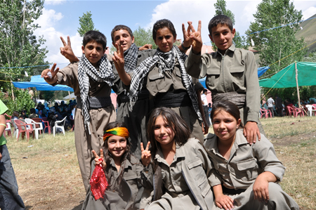 Yüksekova'da 25.26. 2011 tarihlerinde evlenen bazı çiftleri siz için sayfamıza taşıdık.