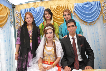 Yüksekova'da 25.26. 2011 tarihlerinde evlenen bazı çiftleri siz için sayfamıza taşıdık.