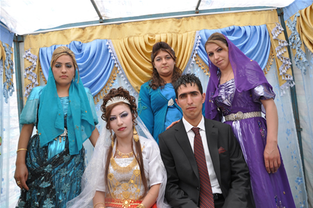 Yüksekova'da 25.26. 2011 tarihlerinde evlenen bazı çiftleri siz için sayfamıza taşıdık.