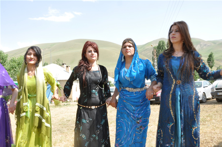 Yüksekova'da 25.26. 2011 tarihlerinde evlenen bazı çiftleri siz için sayfamıza taşıdık.