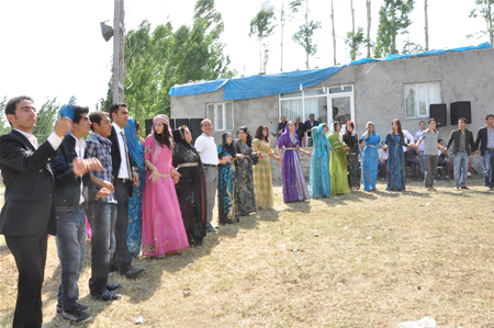 Yüksekova'da 25.26. 2011 tarihlerinde evlenen bazı çiftleri siz için sayfamıza taşıdık.