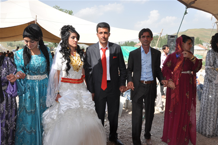 Yüksekova'da 25.26. 2011 tarihlerinde evlenen bazı çiftleri siz için sayfamıza taşıdık.