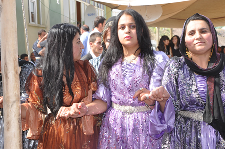 Yüksekova'da 25.26. 2011 tarihlerinde evlenen bazı çiftleri siz için sayfamıza taşıdık.