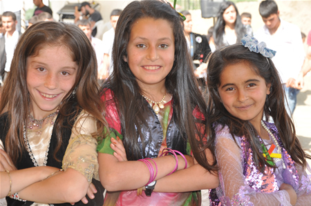 Yüksekova'da 25.26. 2011 tarihlerinde evlenen bazı çiftleri siz için sayfamıza taşıdık.