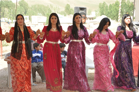 Yüksekova'da 25.26. 2011 tarihlerinde evlenen bazı çiftleri siz için sayfamıza taşıdık.