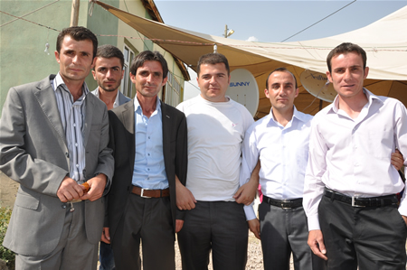 Yüksekova'da 25.26. 2011 tarihlerinde evlenen bazı çiftleri siz için sayfamıza taşıdık.