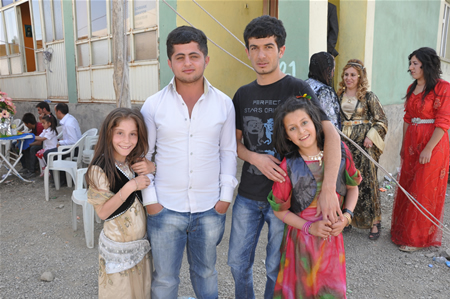 Yüksekova'da 25.26. 2011 tarihlerinde evlenen bazı çiftleri siz için sayfamıza taşıdık.