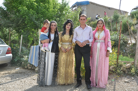 Yüksekova'da 25.26. 2011 tarihlerinde evlenen bazı çiftleri siz için sayfamıza taşıdık.