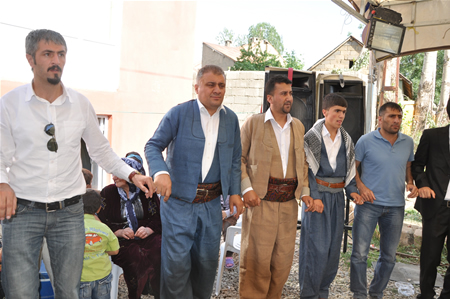 Yüksekova'da 25.26. 2011 tarihlerinde evlenen bazı çiftleri siz için sayfamıza taşıdık.