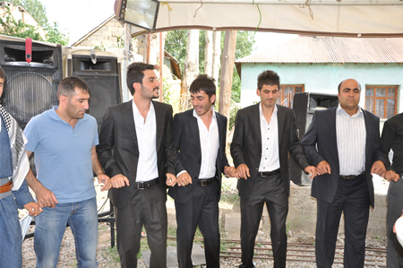 Yüksekova'da 25.26. 2011 tarihlerinde evlenen bazı çiftleri siz için sayfamıza taşıdık.