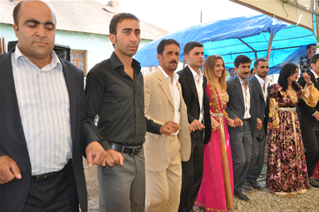 Yüksekova'da 25.26. 2011 tarihlerinde evlenen bazı çiftleri siz için sayfamıza taşıdık.