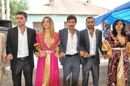 Yüksekova'da 25.26. 2011 tarihlerinde evlenen bazı çiftleri siz için sayfamıza taşıdık.