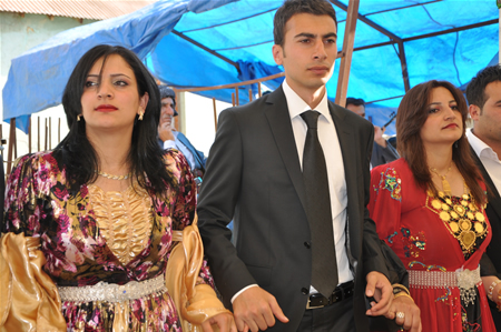 Yüksekova'da 25.26. 2011 tarihlerinde evlenen bazı çiftleri siz için sayfamıza taşıdık.