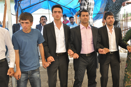 Yüksekova'da 25.26. 2011 tarihlerinde evlenen bazı çiftleri siz için sayfamıza taşıdık.