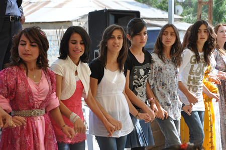 Yüksekova'da 25.26. 2011 tarihlerinde evlenen bazı çiftleri siz için sayfamıza taşıdık.