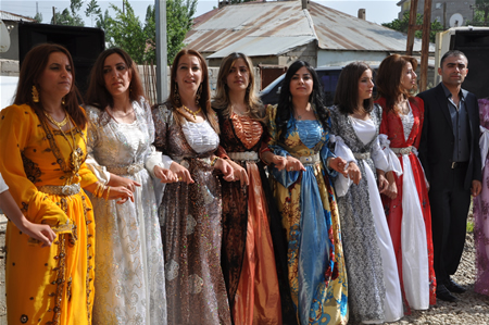 Yüksekova'da 25.26. 2011 tarihlerinde evlenen bazı çiftleri siz için sayfamıza taşıdık.