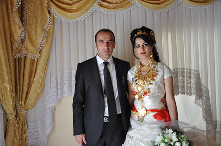 Yüksekova'da 25.26. 2011 tarihlerinde evlenen bazı çiftleri siz için sayfamıza taşıdık.