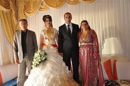 Yüksekova'da 25.26. 2011 tarihlerinde evlenen bazı çiftleri siz için sayfamıza taşıdık.