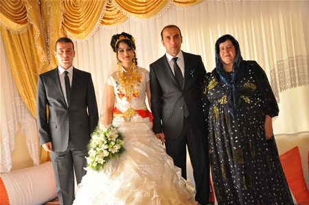 Yüksekova'da 25.26. 2011 tarihlerinde evlenen bazı çiftleri siz için sayfamıza taşıdık.