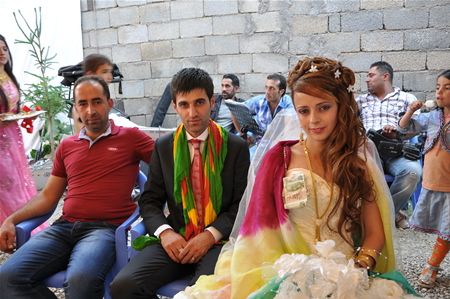 Yüksekova'da 25.26. 2011 tarihlerinde evlenen bazı çiftleri siz için sayfamıza taşıdık.