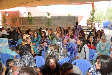 Yüksekova'da 25.26. 2011 tarihlerinde evlenen bazı çiftleri siz için sayfamıza taşıdık.