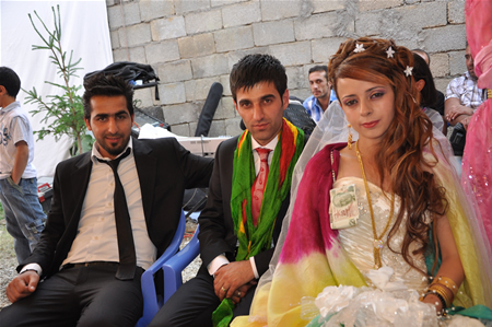 Yüksekova'da 25.26. 2011 tarihlerinde evlenen bazı çiftleri siz için sayfamıza taşıdık.