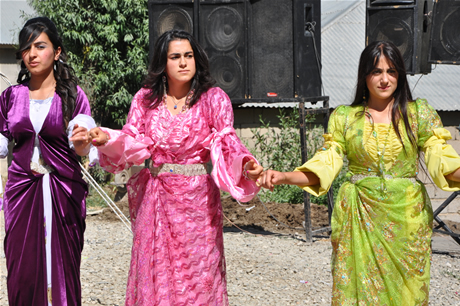 Yüksekova'da 02.03. Temmuz 2011 tarihlerinde evlenen bazı çiftleri sizler için sayfamıza taşıdık. Bizde Yüksekova Güncel Ailesi olarak tüm çiftlere mutluluklar dileriz