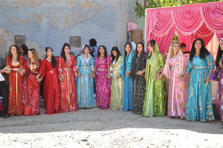 Yüksekova'da 02.03. Temmuz 2011 tarihlerinde evlenen bazı çiftleri sizler için sayfamıza taşıdık. Bizde Yüksekova Güncel Ailesi olarak tüm çiftlere mutluluklar dileriz