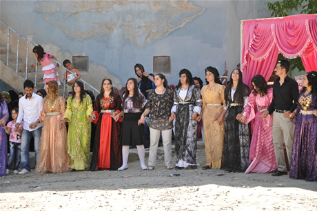 Yüksekova'da 02.03. Temmuz 2011 tarihlerinde evlenen bazı çiftleri sizler için sayfamıza taşıdık. Bizde Yüksekova Güncel Ailesi olarak tüm çiftlere mutluluklar dileriz