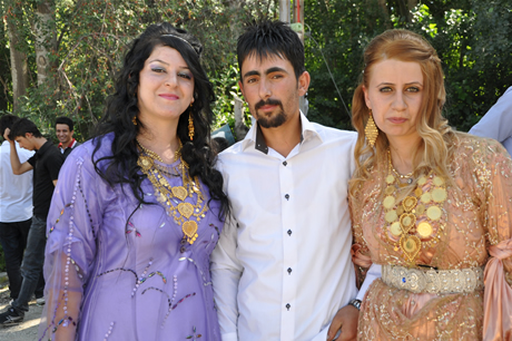 Yüksekova'da 02.03. Temmuz 2011 tarihlerinde evlenen bazı çiftleri sizler için sayfamıza taşıdık. Bizde Yüksekova Güncel Ailesi olarak tüm çiftlere mutluluklar dileriz